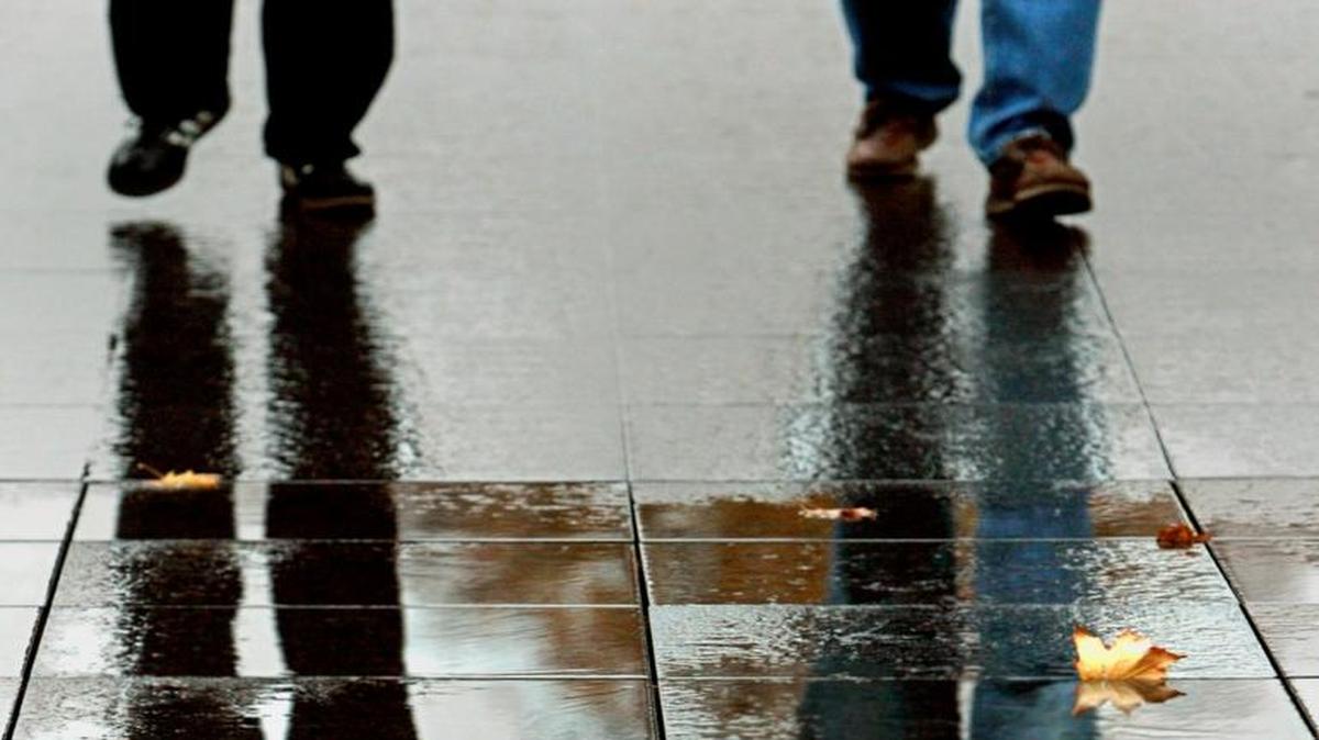 After a week of seeing temperatures climb near 80 degrees, Kansas City residents saw light snow fall and rain fall across the metro area Sunday morning. The snow, however, was not expected to accumulate. Rather, it made streets and sidewalks wet.