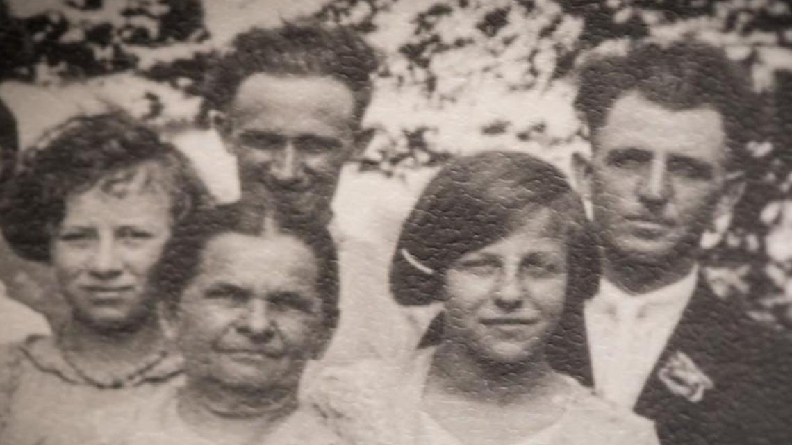 Anna Kurzweil (center) at age 14 in a family photograph.