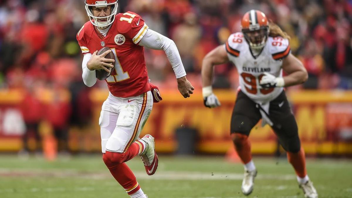 Kansas City Chiefs quarterback Alex Smith (11) scrambled in the second quarter against the Cleveland Browns on Sunday, December 27, 2015 at Arrowhead Stadium in Kansas City, Mo. The Chiefs won, 17-13, and clinched a spot in the playoffs.