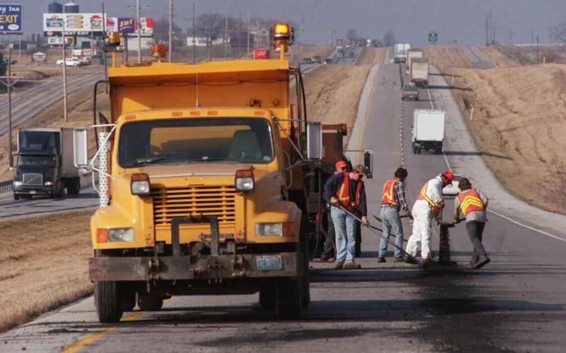 ‘Pretty deep pothole’ on I-435 slowed Kansas City traffic. How does that happen?