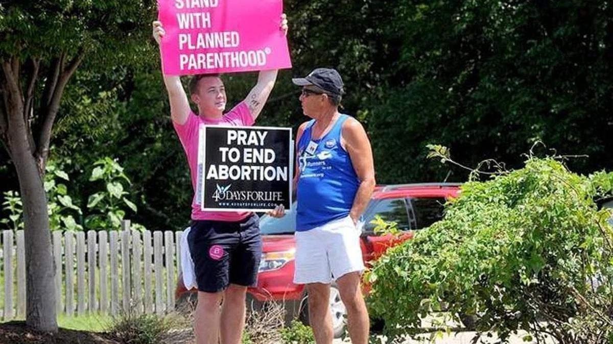 Abortion opponents and abortion rights advocates demonstrated last July outside Planned Parenthood’s clinic in Columbia.　