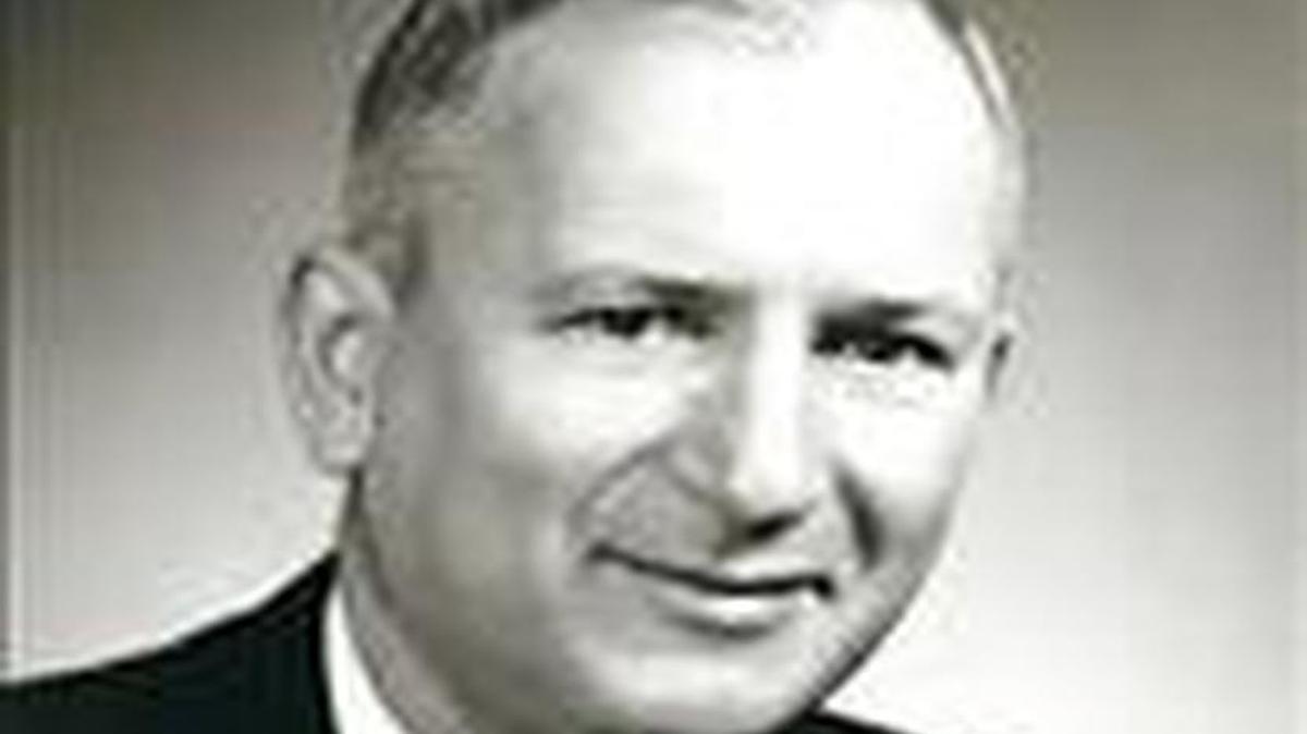 
Alex Petrovic served as a Jackson County commissioner and a Missouri representative.
