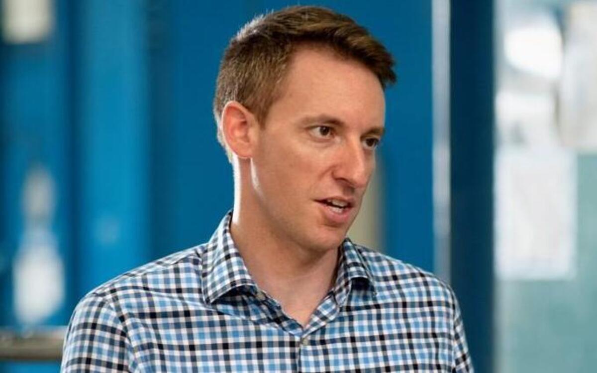 Jason Kander assembled a rifle blindfolded in an TV spot advocating for firearm background checks, prompting Roy Blunt to counter with an ad on Tuesday. Kander, a Democrat and the Missouri secretary of state, is challenging the incumbent Republican for the U.S. Senate.