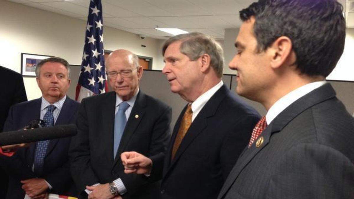 
Agriculture Secretary Tom Vilsack (second from right) spoke Tuesday in Edgerton, accompanied by Rep. Kevin Yoder of Kansas (right) and Sen. Pat Roberts of Kansas (second from left).
