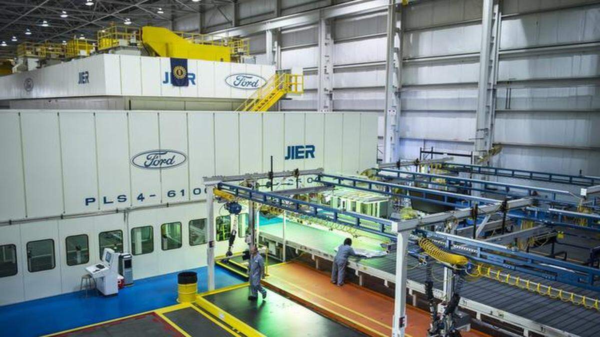 
The Occupational Safety and Health Administration is investigating the death of a worker at the Ford assembly plant in Claycomo. 
