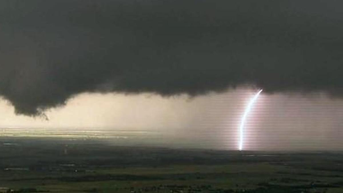 A line of strong storms are expected to move into the Kansas City area Thursday evening bringing the possibility of strong winds, damaging hail and a few tornadoes.