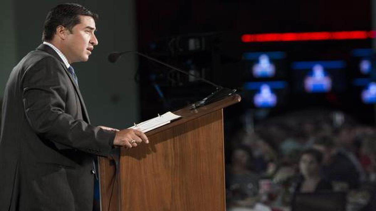 
The United Way of Greater Kansas City on Wednesday began its annual campaign to help the community’s needy. At the kickoff luncheon, the United Way announced its first Latino Leadership Initiative as part of its commitment to diversity. The leader of the new initiative is Beto Lopez, vice president at Arvest Bank. He spoke about the initiative, saying, “Latino and Latina leaders in the community will help identify issues facing the Latino community.”
