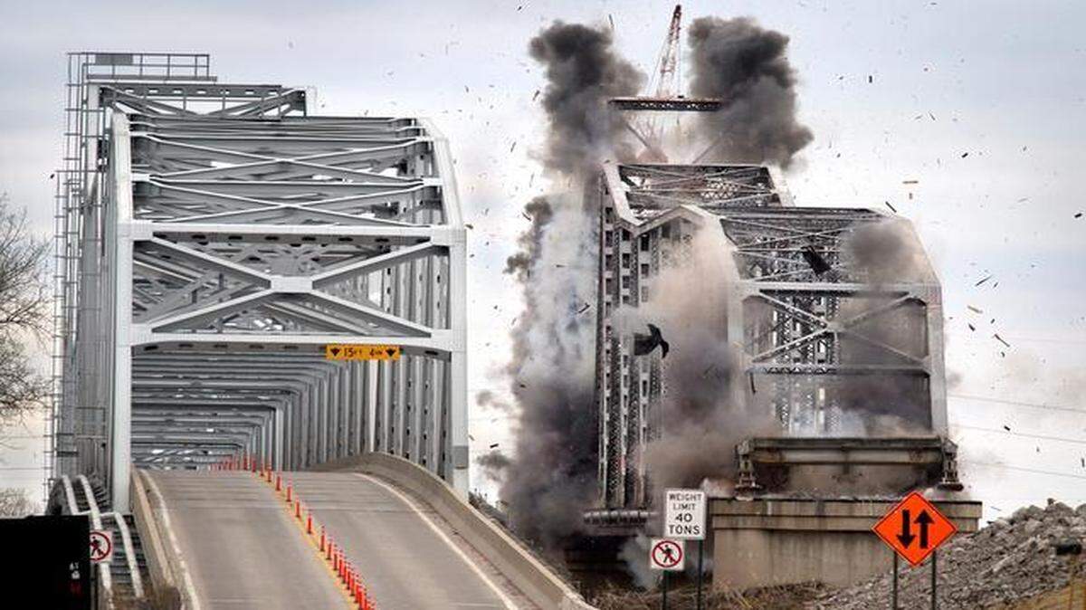 
The last span of the Fairfax Bridge carrying U.S. 69 between Riverside and Kansas City, Kan., was brought down by explosives on Thursday. Traffic will continue over the adjacent Platte Purchase Bridge (left) until a new four-lane bridge with a bike and pedestrian path is opened in late 2016.
