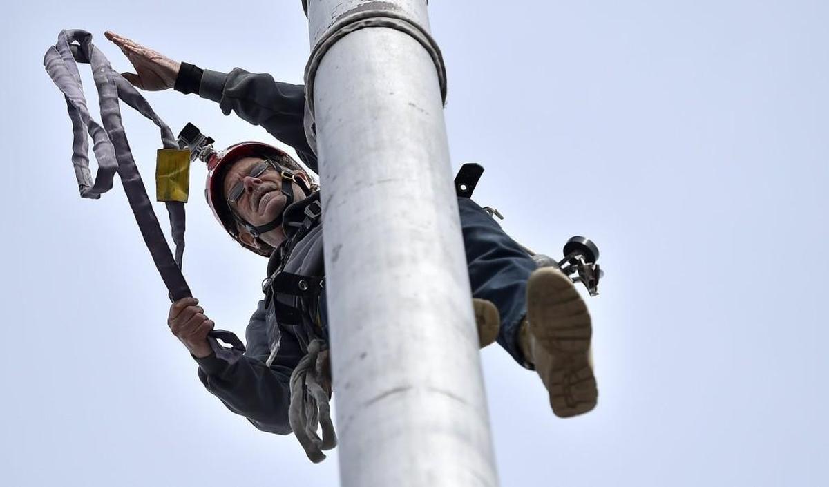 Phelan’s job may look scary, but it’s routine for him: “Fear causes anxiety. When you’re climbing you need to be relaxed.”