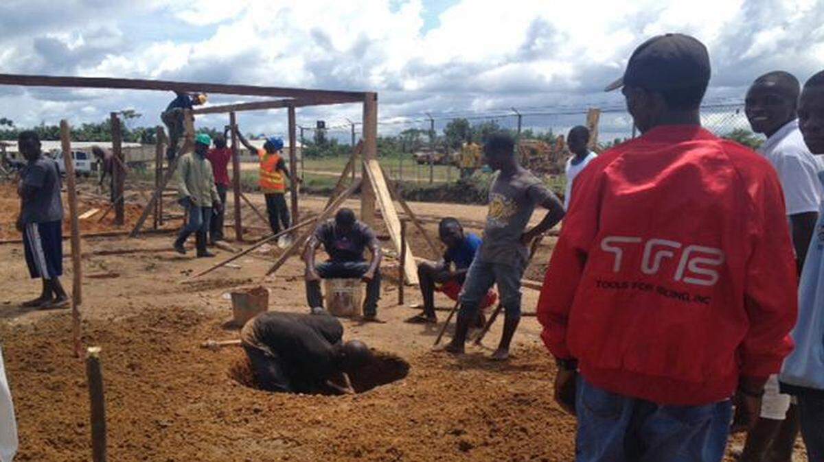 
Workers in Kakata, Liberia, dug a latrine for Heart to Heart International’s Ebola treatment unit.
