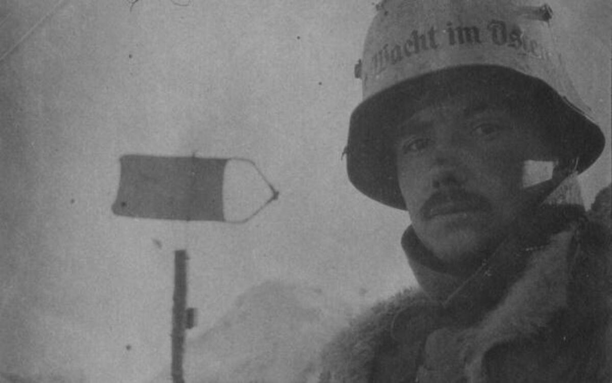An unknown German soldier on sentry duty in a trench (the name for the exhibition stems from “Wacht im Osten” written on this soldier’s helmet. It means “Watch in the East”).