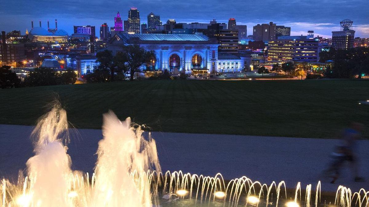 Union Station y el horizonte de Kansas City vistos el 19 de octubre de 2016, antes del amanecer, desde Liberty Memorial en Kansas City.