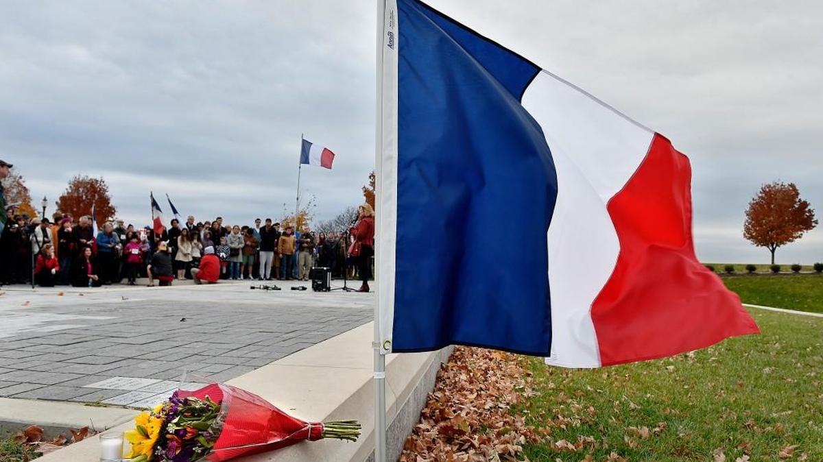 In a show of support for France following Friday’s terrorist attacks in Paris, about 200 people gathered Sunday outside the National World War I Museum to pay respects to the victims and those affected.