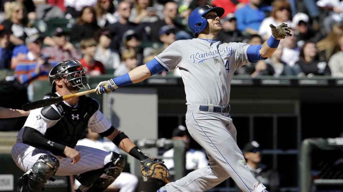 
The Royals' Alex Gordon watched his two-run home run during the fourth inning against the White Sox on Sunday in Chicago.