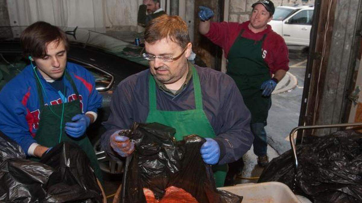 
A fundraiser dubbed a Drive-by Ribbing raised money Sunday at St. Elizabeth Catholic Church, 2 E. 75th St. The Smoking ’n’ Waldo barbecue team cooked up about 230 slabs for the event; Aedan O’Connell and his dad, Paul O’Connell, seasoned some of them.
