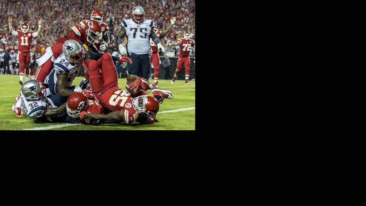 
Kansas City Chiefs running back Jamaal Charles (25) kept over the goal line in the second quarter for a touchdown against the New England Patriots at Arrowhead Stadium in Kansas City, Mo. on Monday night, September 29, 2014.
