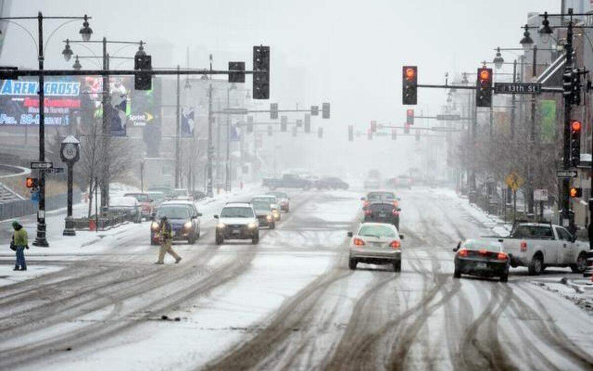 
Snow fell on Grand Boulevard near 13th Street in downtown Kansas City on Wednesday afternoon.
