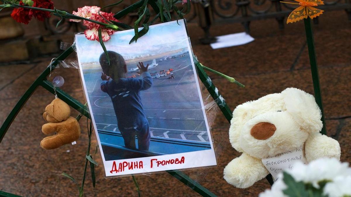 A makeshift memorial at Dvortsovaya Square in St. Petersburg, Russia, honors those killed in the crash of a Russian jetliner in the Sinai Peninsula.