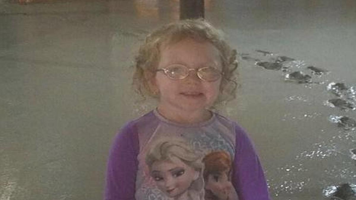 Contractor Jonathan Porter said he’d never seen anything like it in more than 30 years in the concrete business. So he had to take a photo of it and share it on Facebook, where his picture of 2-year-old Izzadora Millaway standing in a wet concrete floor has gone viral.