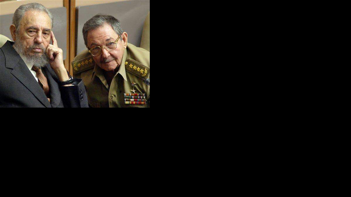 Fidel y Raúl Castro en una foto de archivo.