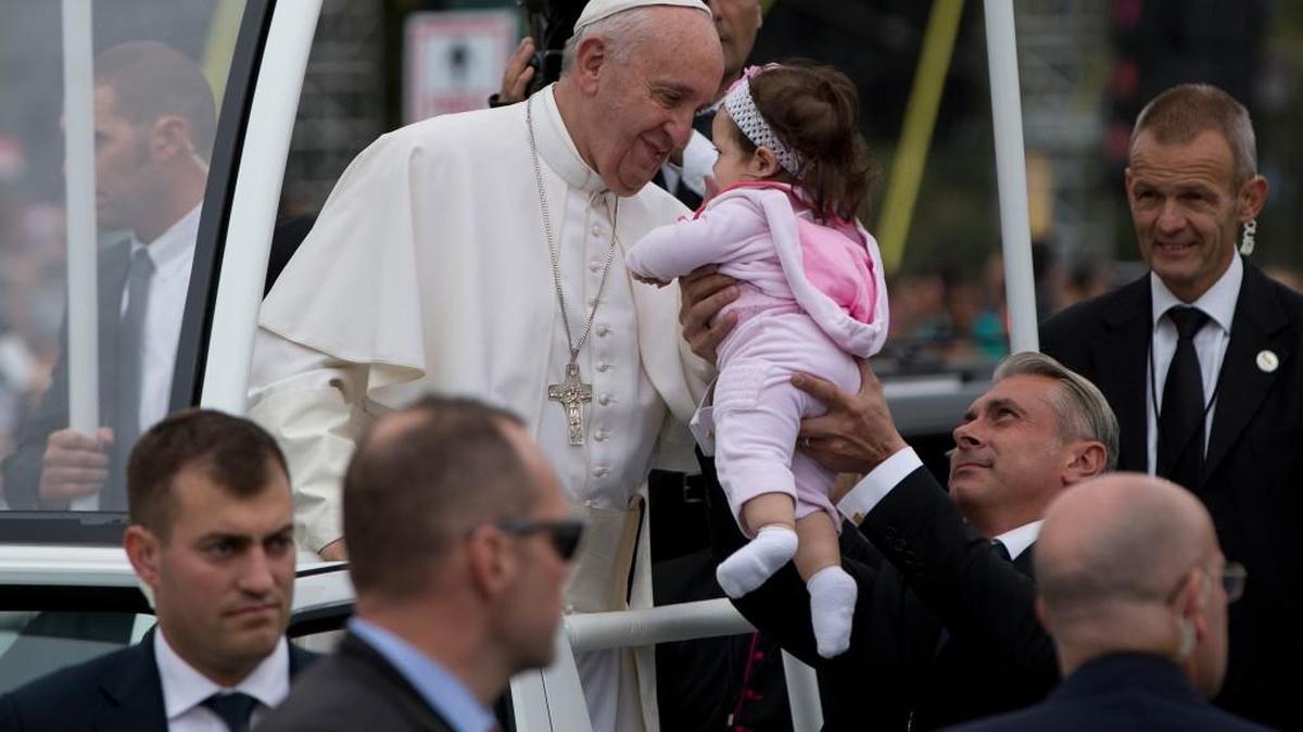 
Pope Francis kissed a baby during a parade along Benjamin Franklin Parkway on Sunday in Philadelphia.
