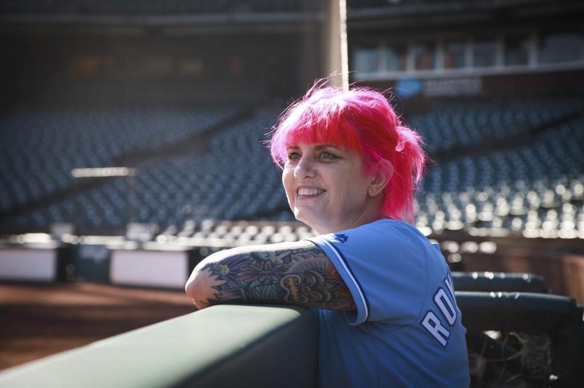 San Francisco Giants fan Kelly van den Berghe will receive a kidney on Wednesday from her friend Josh Harrold, a Royals fan.