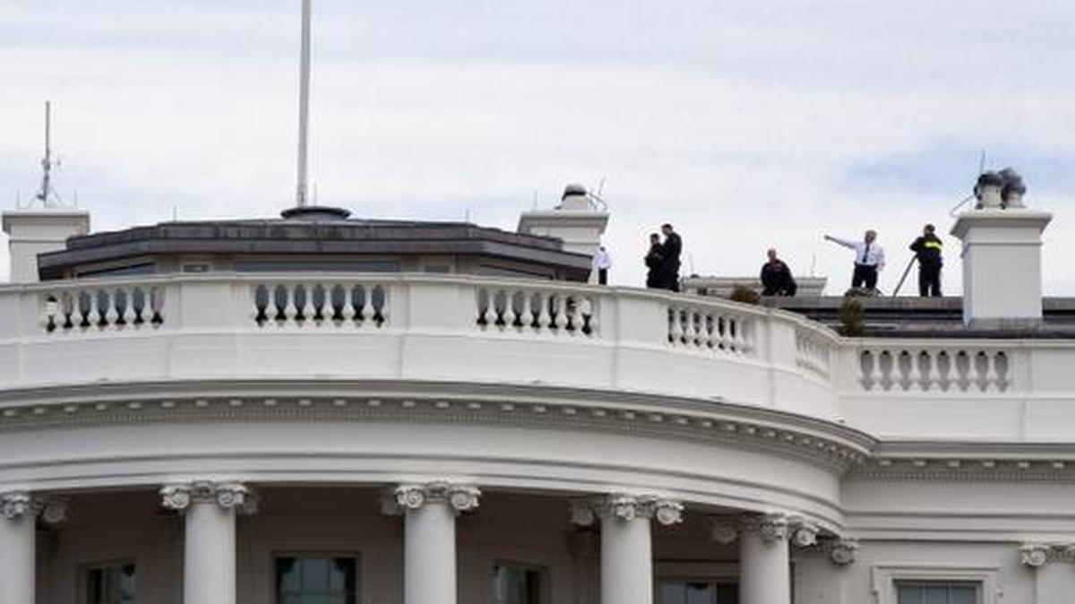 
Secret Service agents patrol the top of the White House Tuesday
