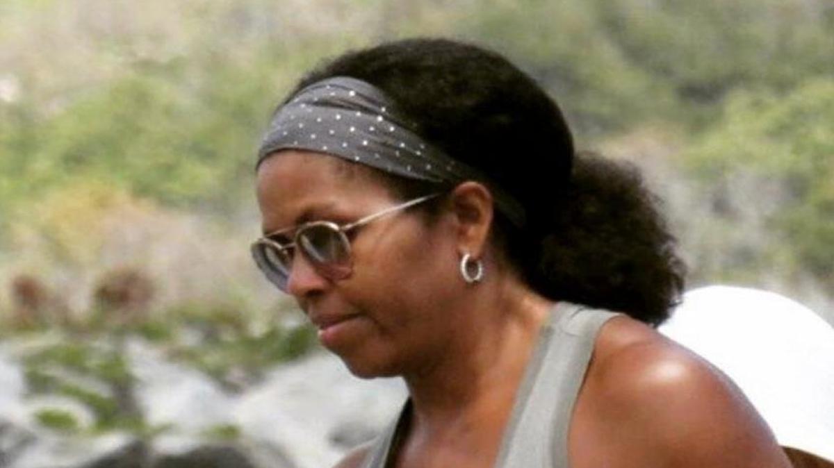 This photo of Michelle Obama wearing her hair natural found its way to Twitter on Sunday and launched hundreds of comments.