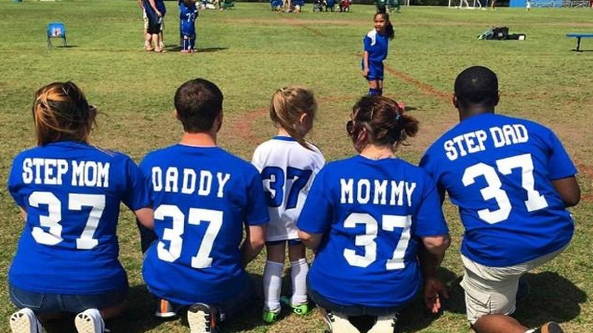 This photo of two divorced parents and their exes at their daughter’s soccer game went viral last week.