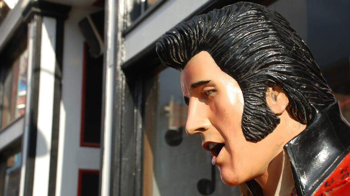 An Elvis Presley impersonator faces child sex charges, federal authorities say.