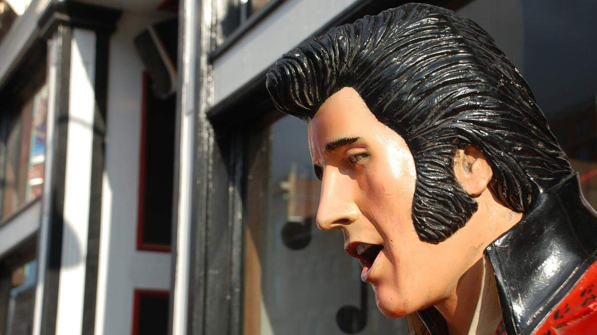 An Elvis Presley impersonator faces child sex charges, federal authorities say.
