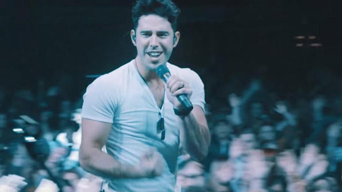 Craig Strickland performing with Backroad Anthem