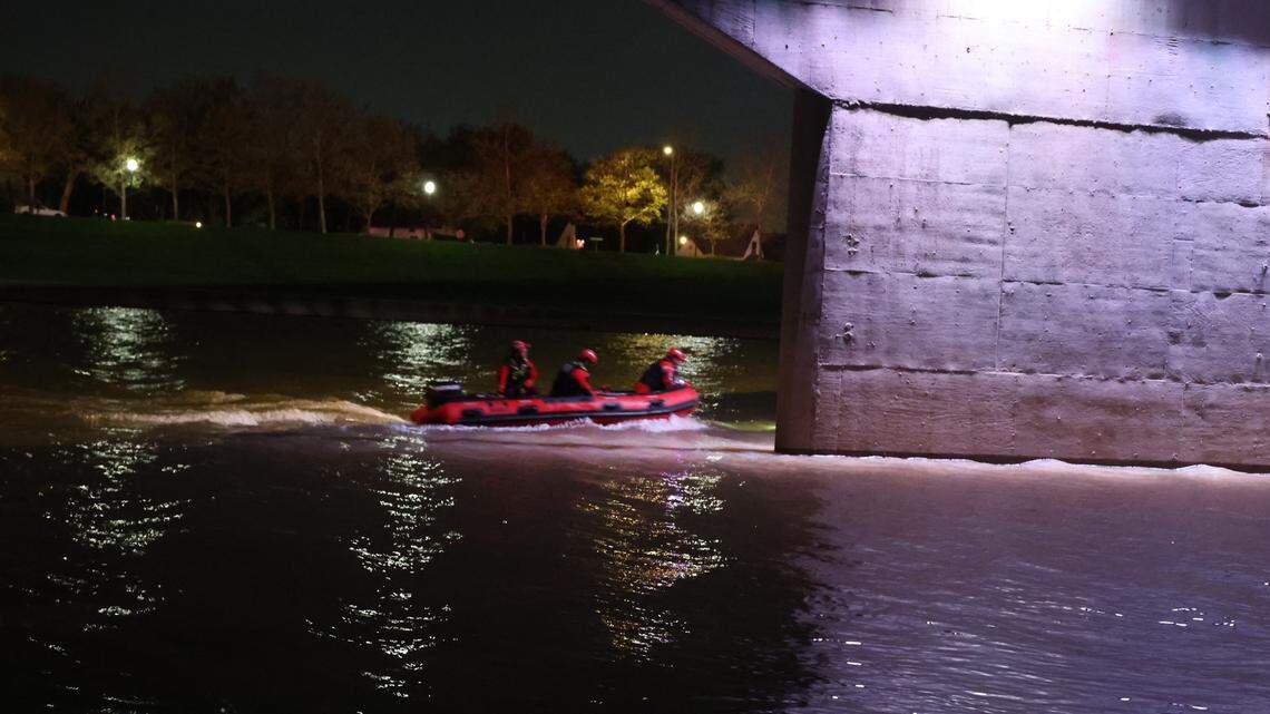 Rescuers search for two kayakers who vanished on the White River.