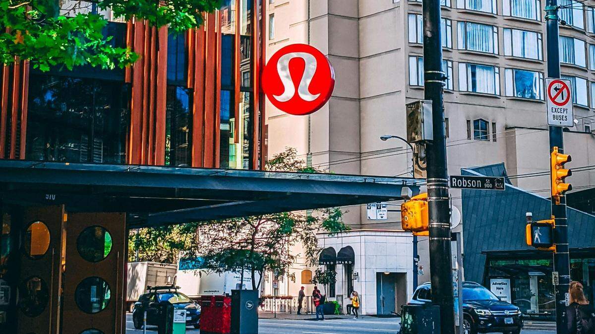 A couple is accused of orchestrating a nationwide theft ring of Lululemon items, police say.