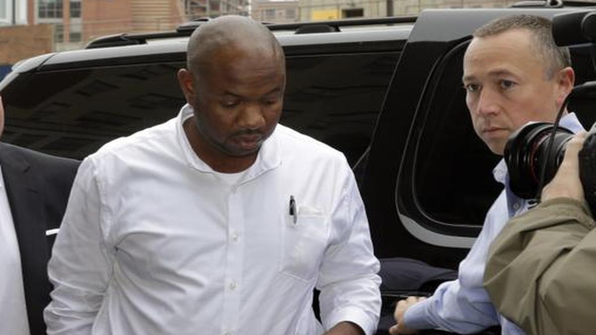 
Kevin Roper, center, arrives with his attorney David Jay Glassman, left, for a court appearance Wednesday, June 11, 2014, in New Brunswick, N.J. 
