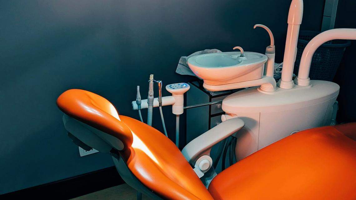 An Illinois dentist stole anesthesia medicine from patients during surgery, feds say.