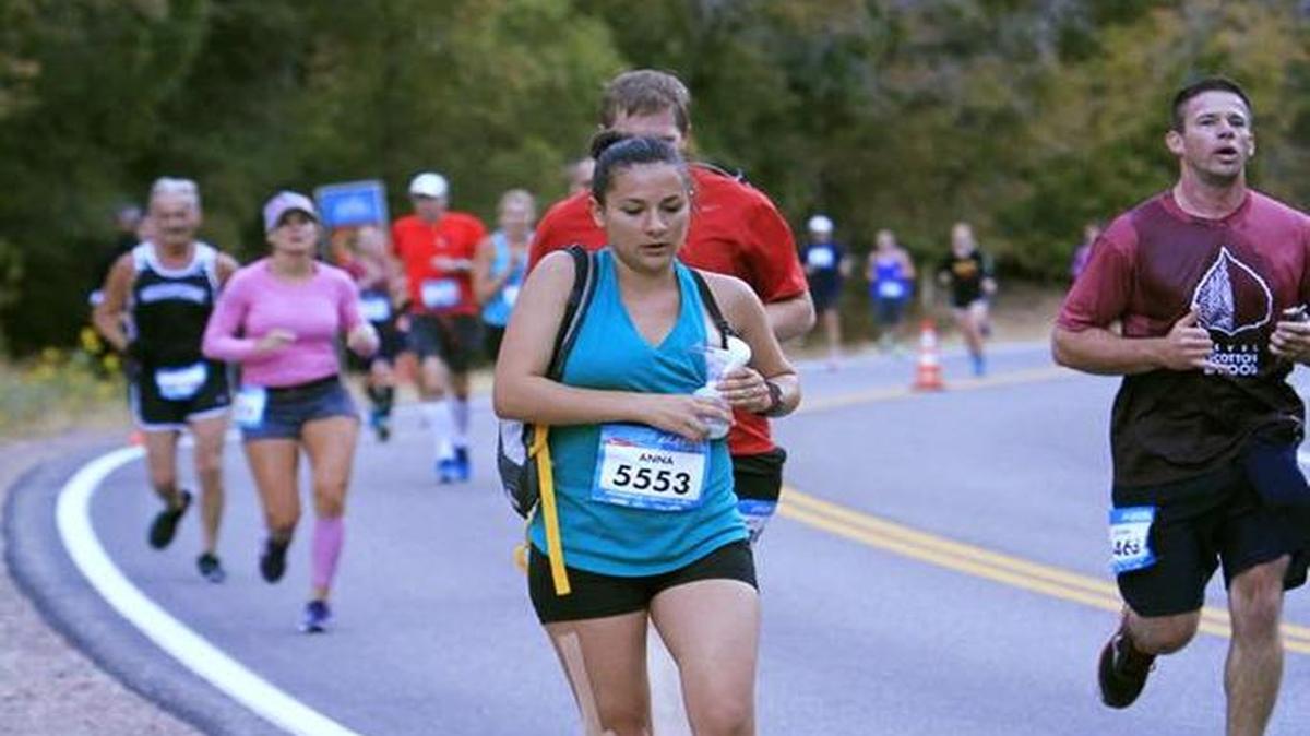 New mom Anna Young ran a half marathon in Salt Lake City over the weekend and a photographer took this photo of her using a hand pump while she ran. The photo has now gone viral.