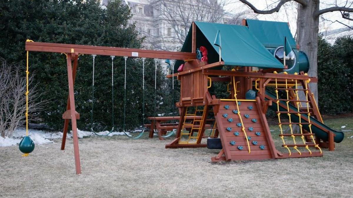 The swing set the Obamas bought and had installed at the White House for their daughters has been donated to a D.C. charity.
