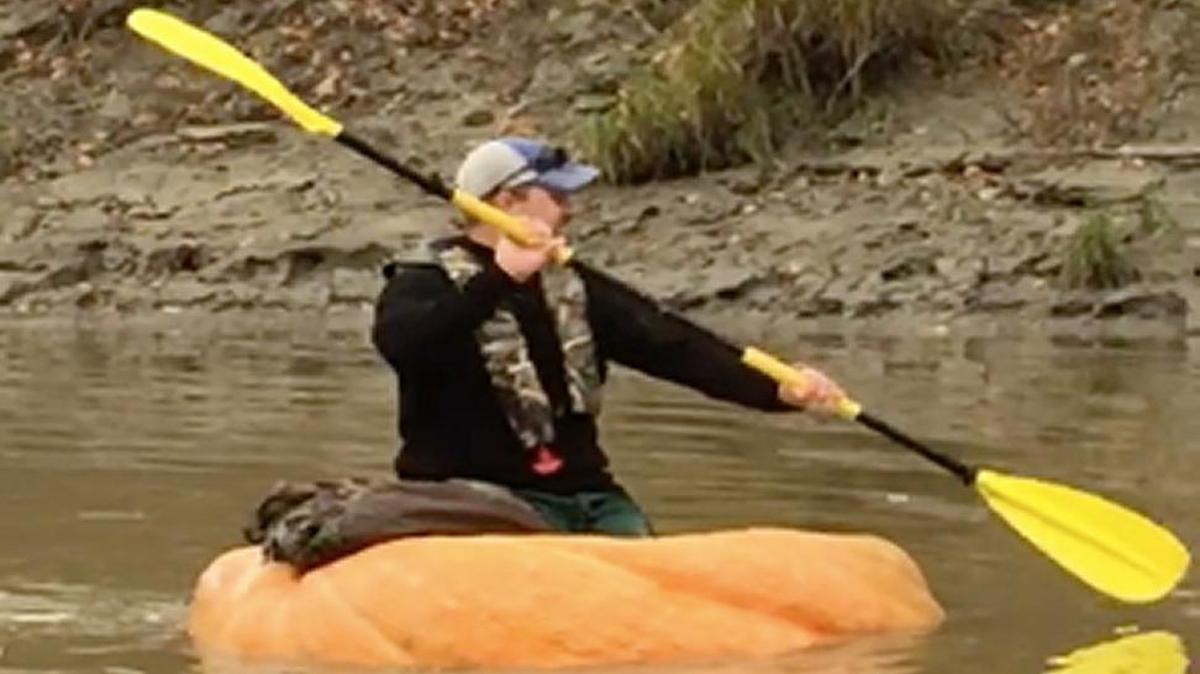 Rick Swenson of Minnesota paddled a 1,086-pound pumpkin 26 miles down the Red River on Saturday to unofficially break a world record.
