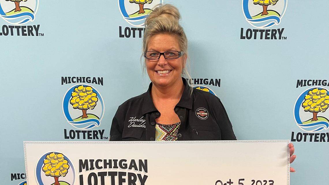 Tammie Pelton with her oversized check.