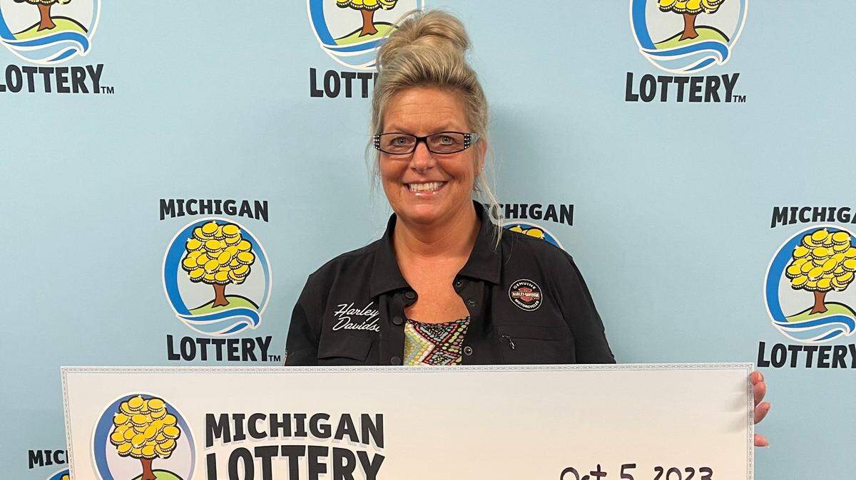 Tammie Pelton with her oversized check.