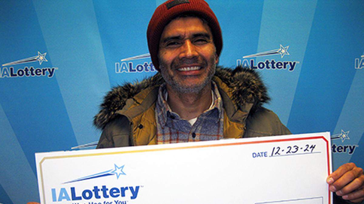 Estuardo Gomez Diaz saw he won a $10,000 lottery prize while Christmas shopping.