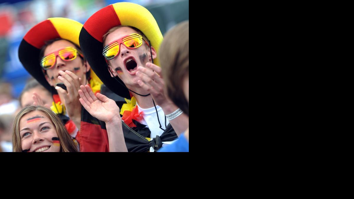 
Fans celebrate as they wait for the TV broadcast of the final of the soccer World Cup 2014 between Argentina and Germany from Rio de Janeiro, Brazil, in Berlin, Sunday July 13, 2014. 
