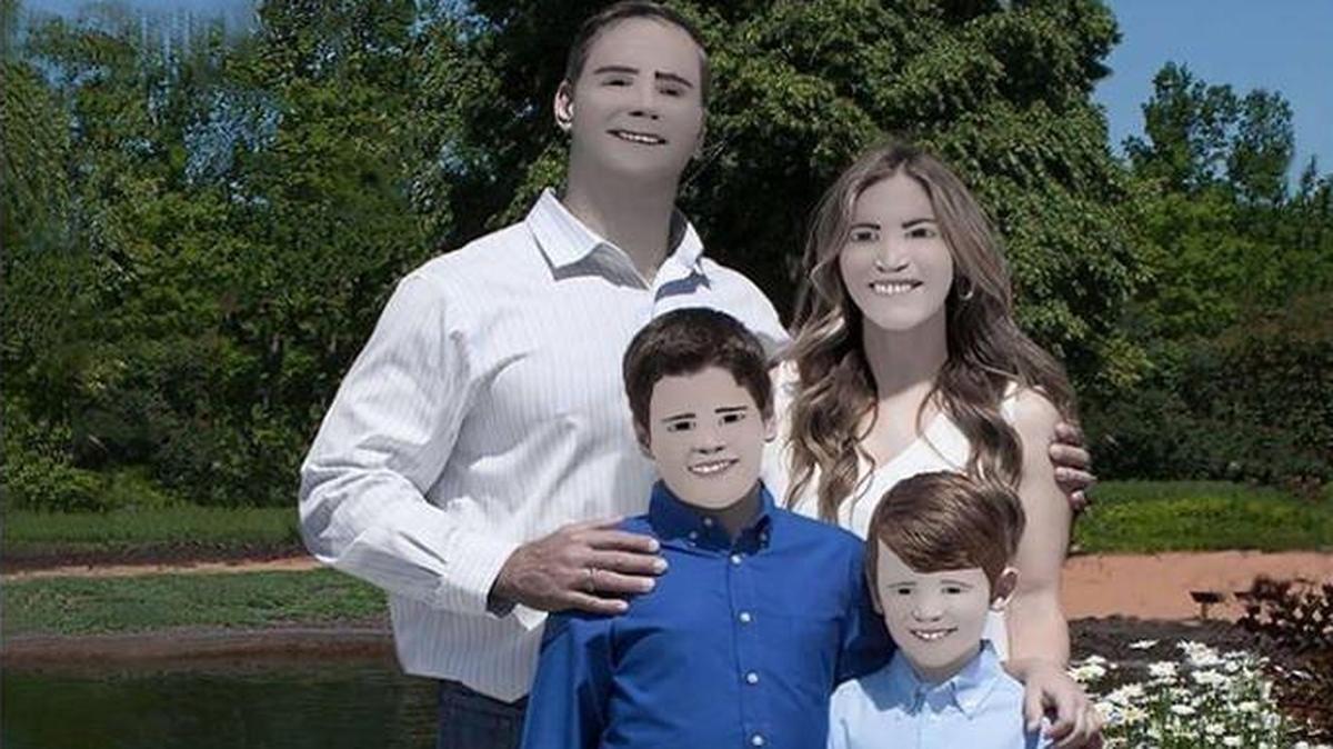 “IMagery by Lesa Hall,” the photography company apparently behind viral images that some say were botched by a “Photoshop fail,” has sparked a new photo trend.