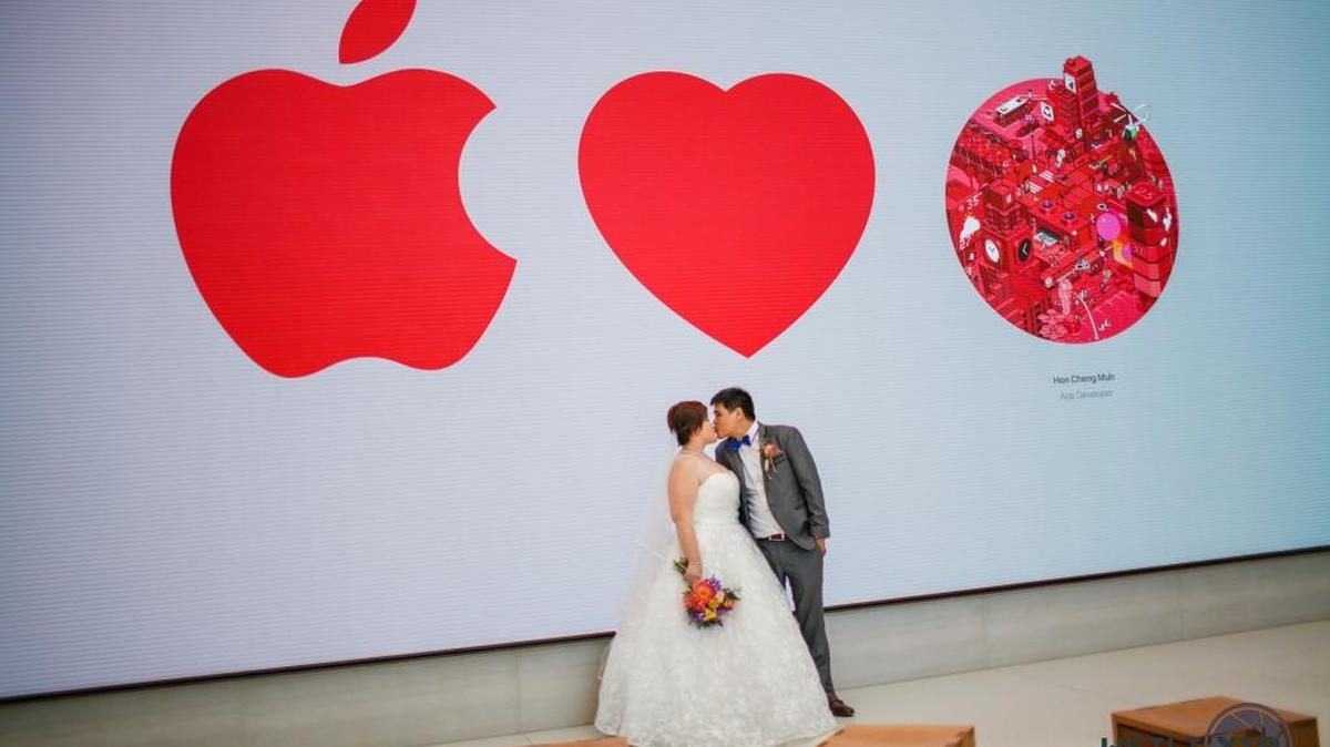 Dressed in their wedding finery, Jermyn Wee, 34, and Chia Suat Huang, 31, had photos taken at Singapore’s new Apple store on June 3.