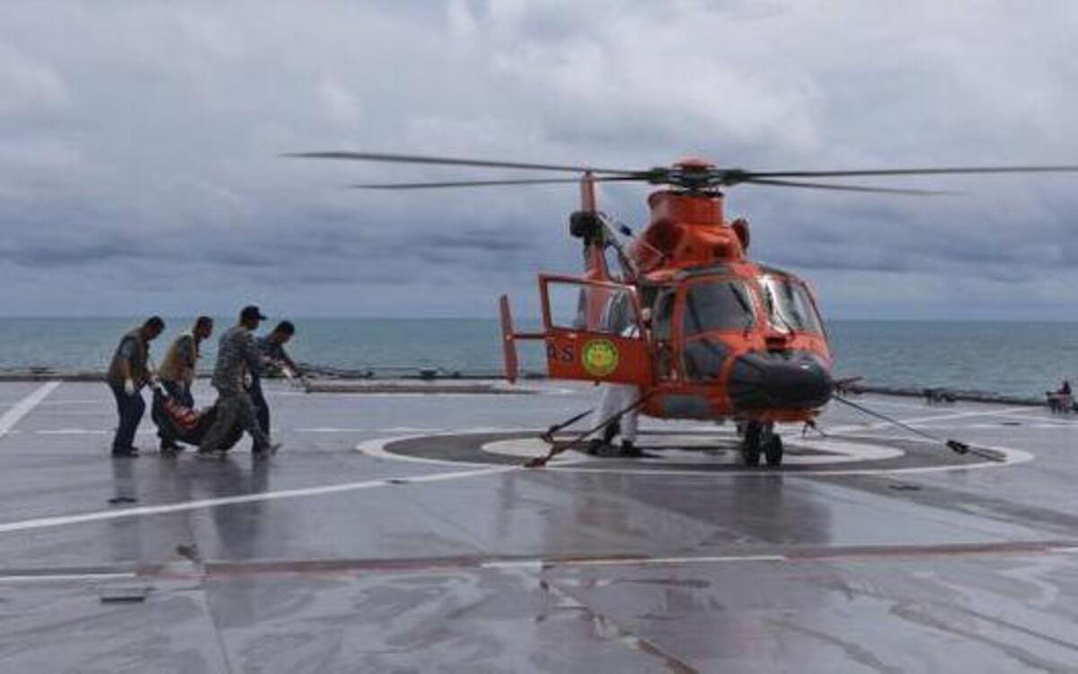 
Military personnel load a bodybag containing what is believed to be a victim of AirAsia QZ 8501 onto a helicopter on the deck of Indonesian Navy ship KRI Banda Aceh in the Java Sea, Indonesia, Thursday.
