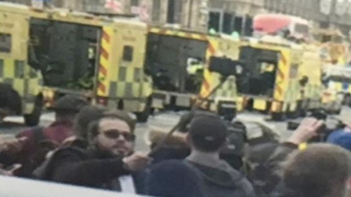 This tweet showing a man seeming to take a selfie at the scene of the terror attack in London on Wednesday infuriated many who saw it.