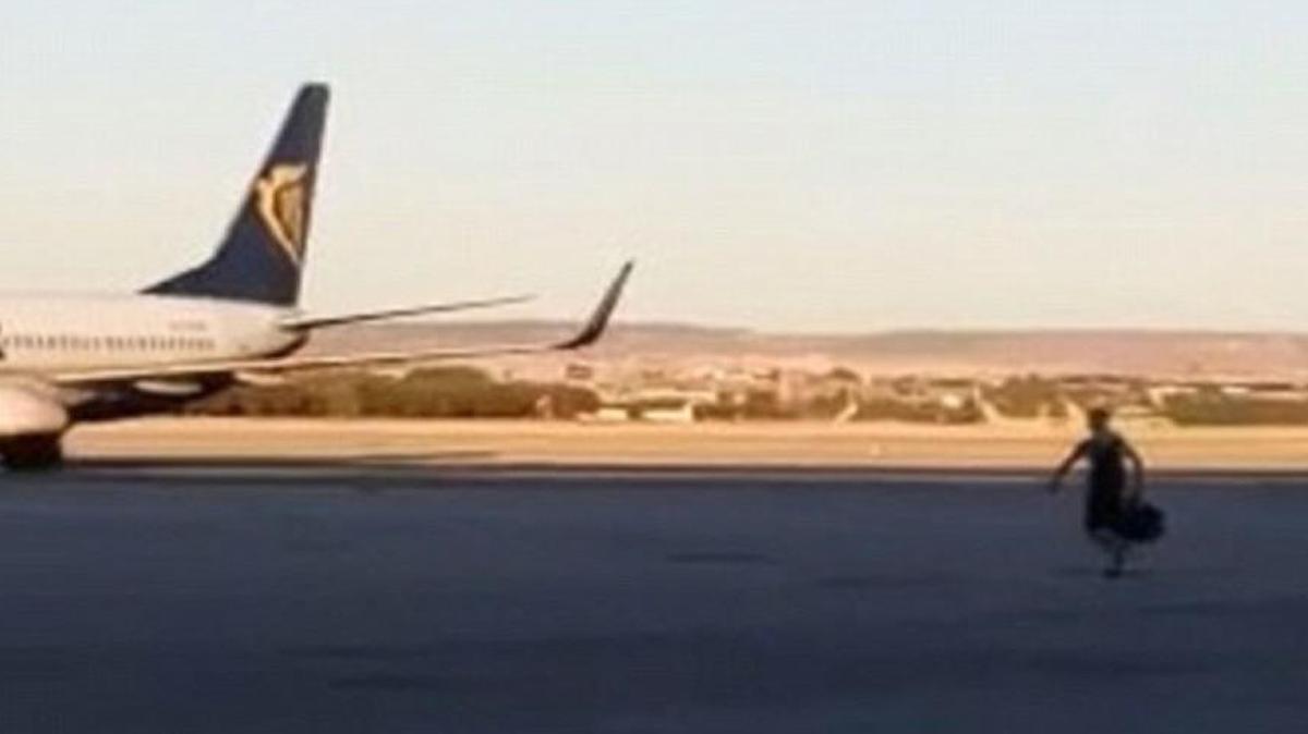 This guy missed his flight in Madrid - so he just ran after the plane on the tarmac.