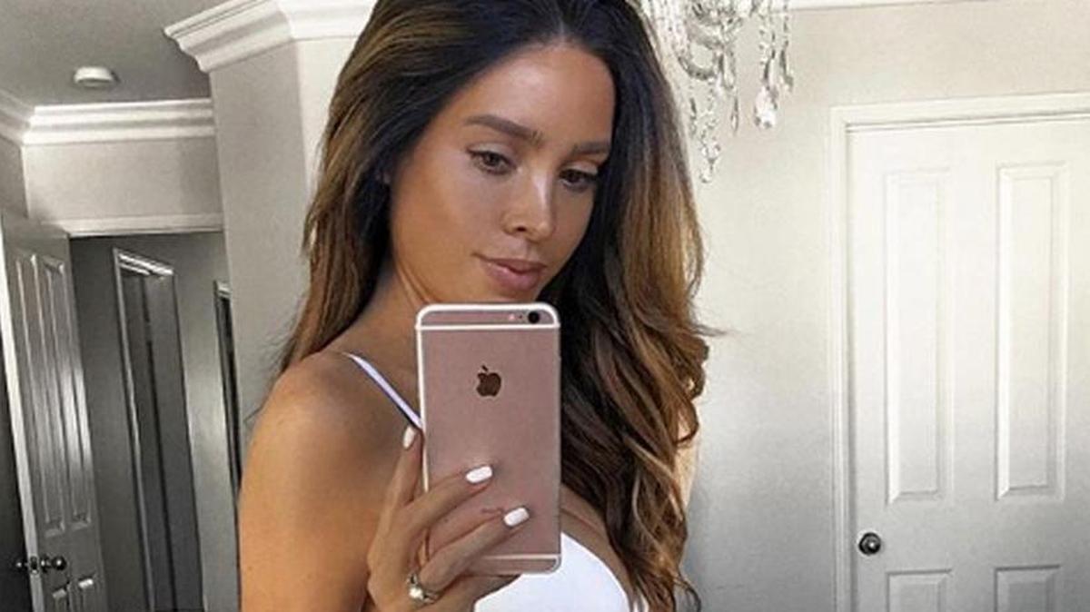 Lingerie model Sarah Stage showed off her flat stomach one month after giving birth. Pregnant celebrities who have become part of the no-baby-bump trend are drawing fire from some fans and have raised concerns among physicians who worry about everyday women taking cues from them.