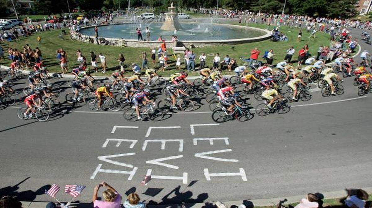 
The Tour of Missouri bike race, circling Meyer Circle in 2007, was just one of the many events that have used parts of Ward Parkway. 
